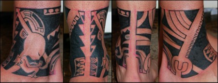 Tatuaje de un brazalete maorí en la axila