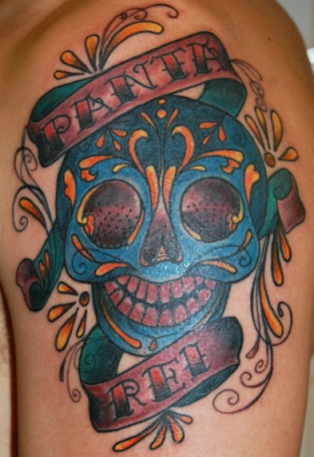 Tatuaje de una calavera mexicana con etiquetas