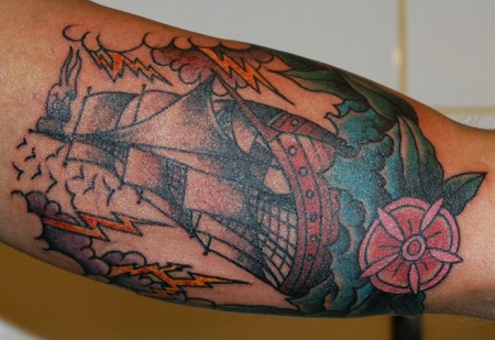 Tatuaje de un barco en una tormenta