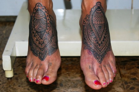 Tatuaje de sanefas en los pies