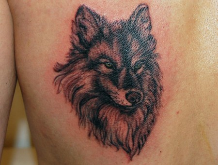 Tatuaje de una cabeza de lobo