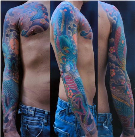 Tatuaje japonés de un dragón en el brazo y pecho