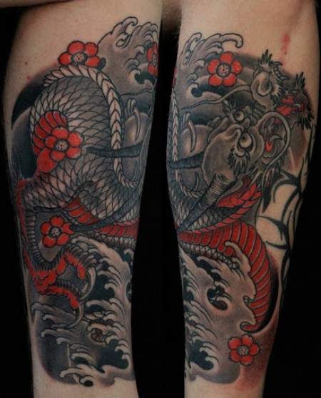 Tatuaje de un dragón saliendo del agua