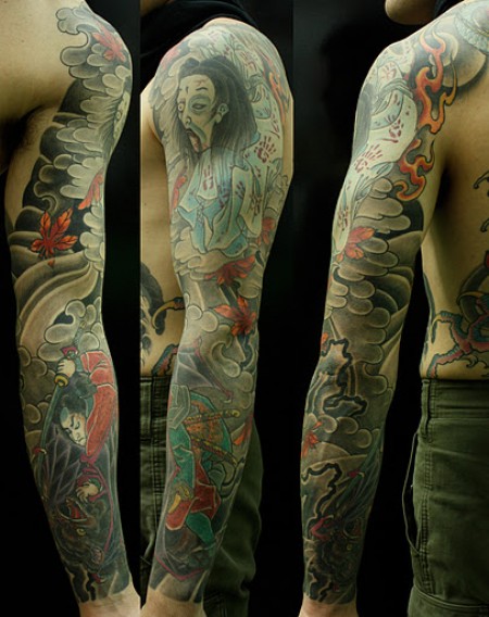Tatuaje de un fantasma japonés, y un samurai en el brazo