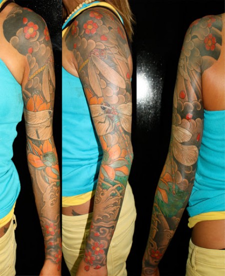 Tatuaje japonés en el brazo, con olas y libélulas