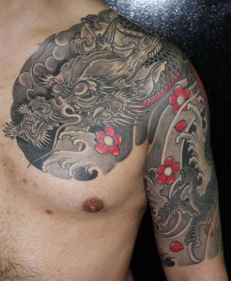 Tatuaje de un dragón japonés en brazo y pecho