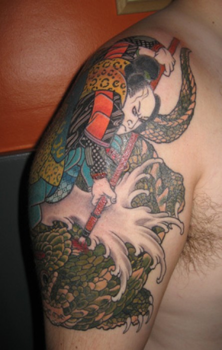 Tatuaje de un samurai luchando contra un dragón