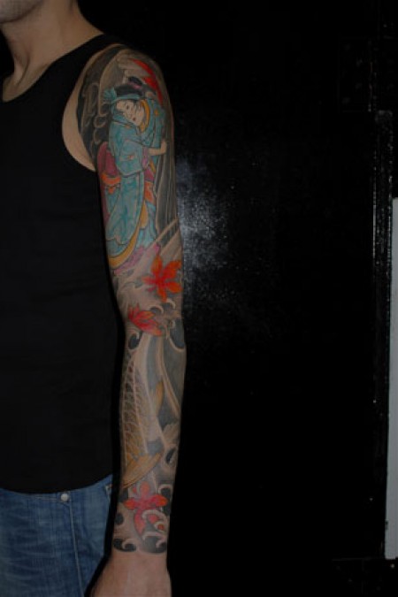 Tatuaje de samurais y carpas en el brazo