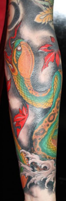 Tatuaje de una serpiente japonesa en el antebrazo