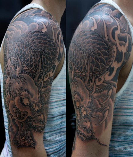 Tatuaje de un dragón el el brazo