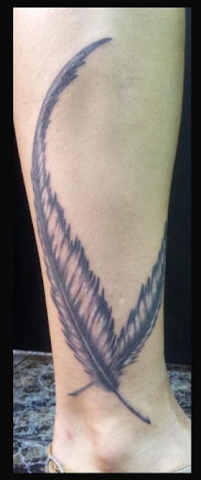 Tatuaje de dos plumas cruzadas