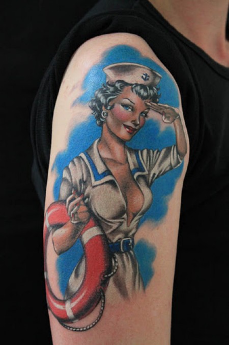 Tatuaje de una marinera sexy