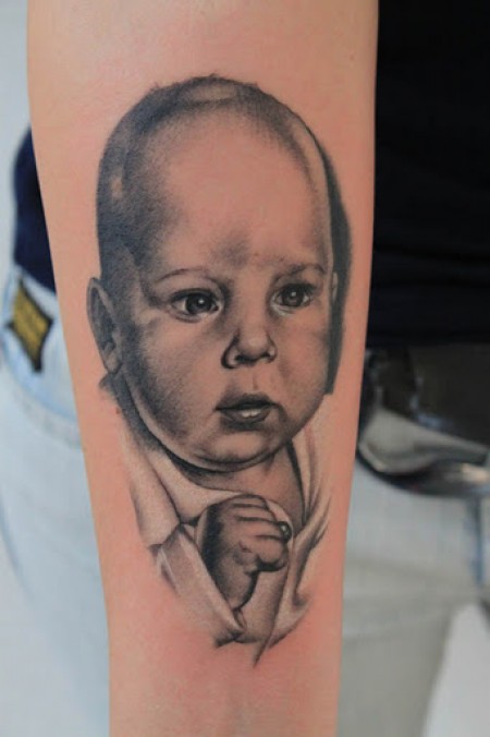 Tatuaje de un retrato de un bebé