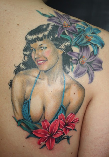 Tatuaje de una hermosa chica entre flores