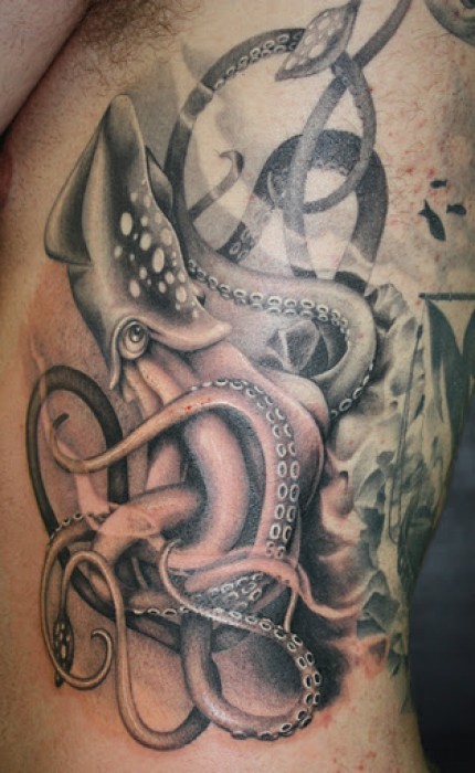 Tatuaje de un calamar gigante en el fondo marino