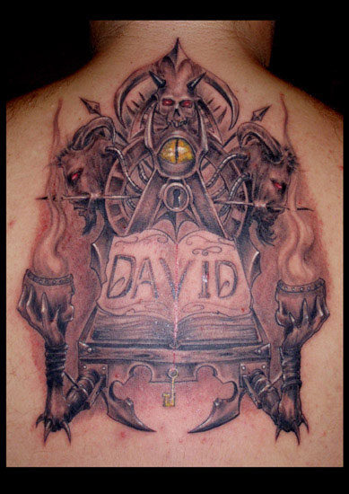 Tattoo de un libro en una plataforma demoniaca