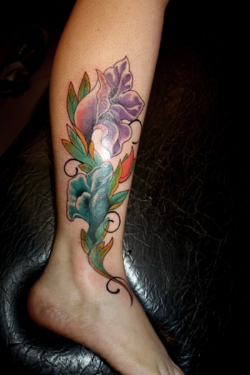 Tatuaje de dos grandes flores en la pierna