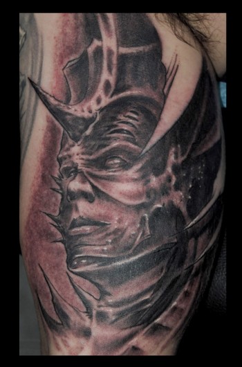 Tattoo de un monstruo con pinchos