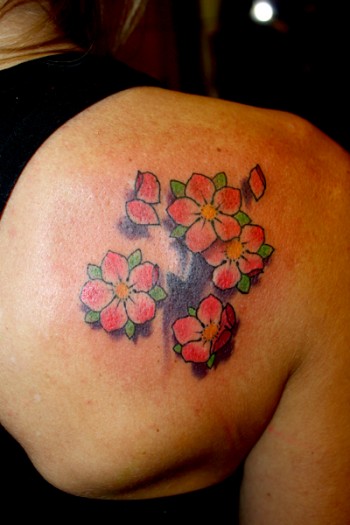 Tattoo de flores y pétalos