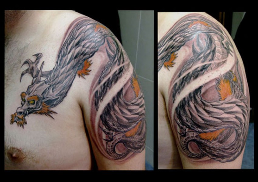 Tatuaje de un dragón que va del brazo hacia el pecho