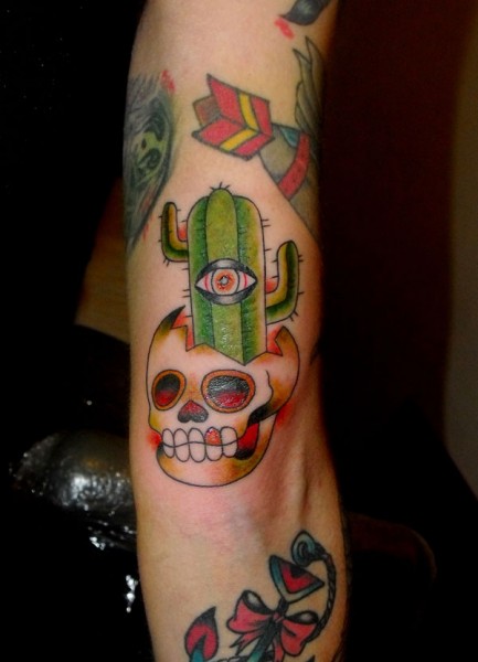 Tatuaje de una calavera con un cactus con ojo saliendo de la cabeza