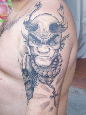Tatuaje de un demonio con cuernos y aletas