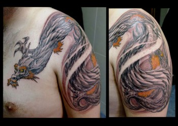 Tattoo de un dragón en el hombro