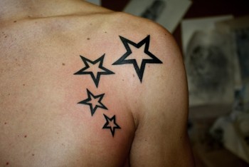 Tattoo de estrellas en el hombro