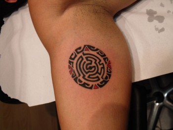 Tatuaje de un circulo con un laberinto