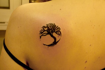 Tattoo de un circulo formado por un arbol