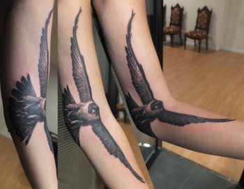 Tatuaje de un halcón con las alas desplegadas