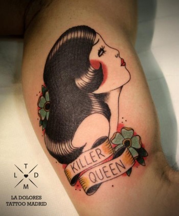 Tatuaje de una chica con la etiqueta de Killer Queen