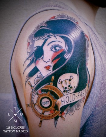 Tatuaje de una chica pirata con un timón