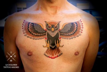 Tatuaje de un gran búho en el pecho