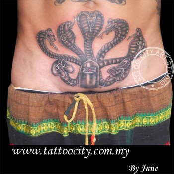 Tatuaje de un lingam y una naga de 7 cabezas