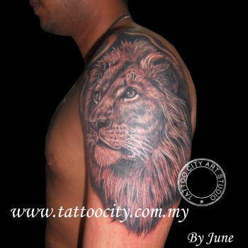 Tatuaje de un león en el hombro