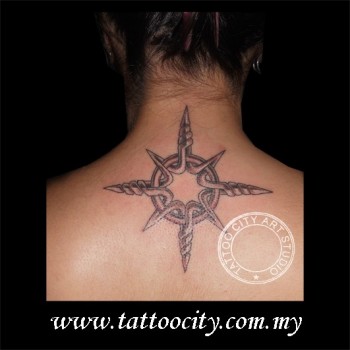 Tatuaje de una estrella formada por alambres