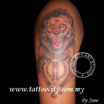 Tatuaje de un león y el símbolo de los Sikh