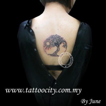 Tatuaje de un árbol y un sol