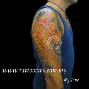 Tatuaje de un gran koi en el brazo