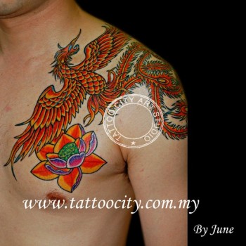 Tatuaje de un fénix y un loto en el pecho y hombro de un hombre