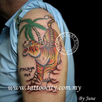 Tatuaje de un tigre bajo una palmera