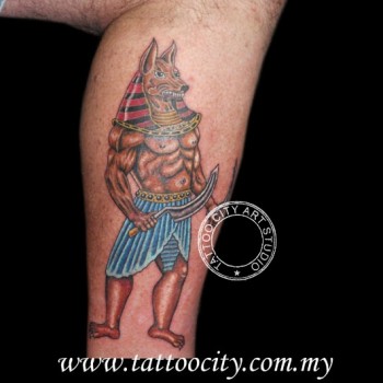 Tatuaje de un feroz dios egipcio