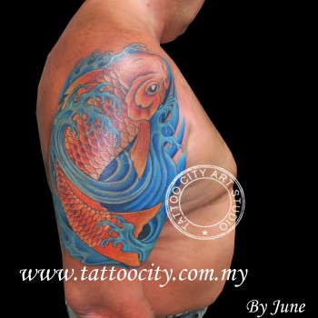 Tatuaje de una carpa remontando entre olas
