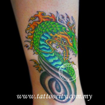 Tatuaje de un dragón saliendo de una espiral