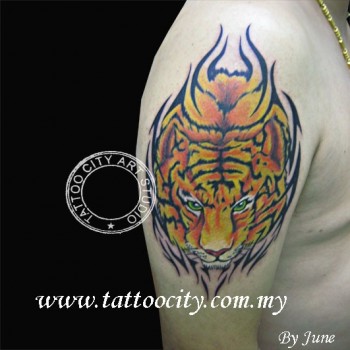 Tatuaje de un tigre con rayas tribales