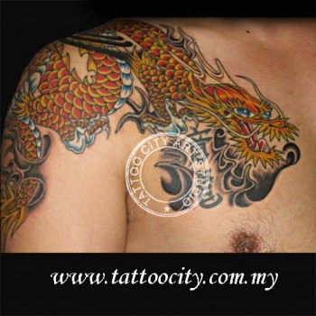 Tatuaje de un dragón chino que va hacia el pecho