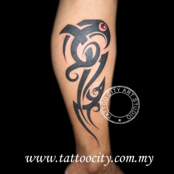 Tatuaje de un ave en forma de tribal