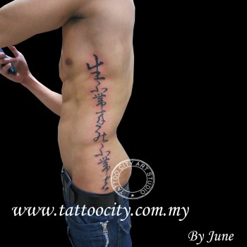 Tatuaje de unas letras chinas bajando por el costado