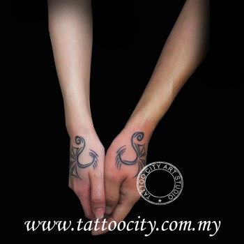 Tatuaje para parejas, medio corazón en la mano